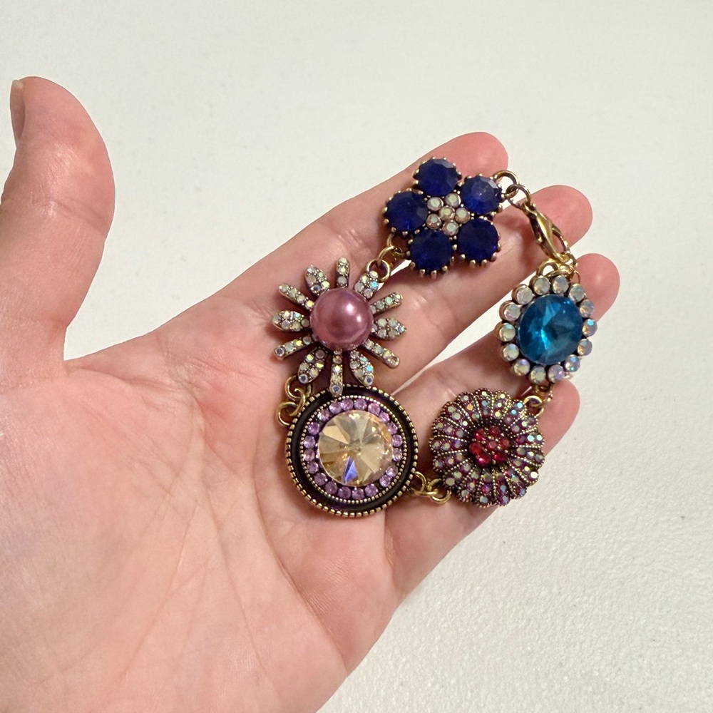 Elegant Multicolor Bracelet with Antique Gold Accents - Picture 2 of 7